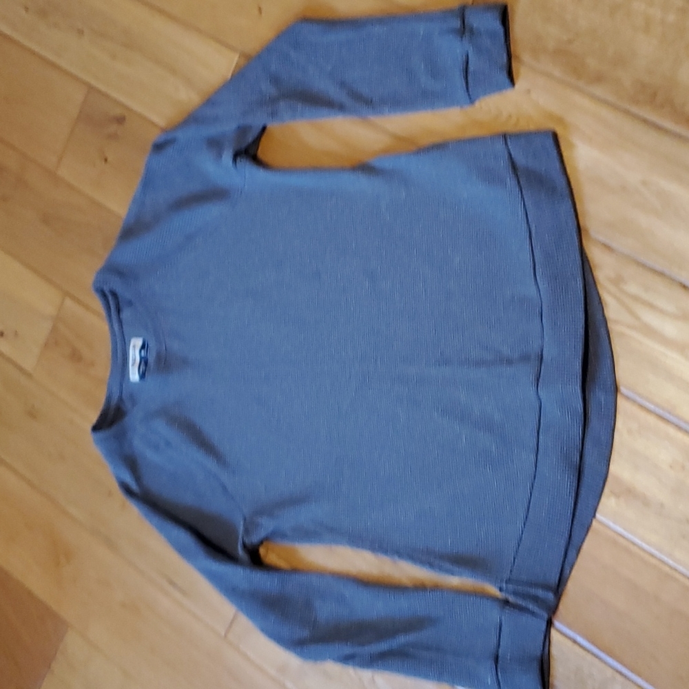 Like new Magellan Wom M gray waffle top, splits at hip Very Comfy
